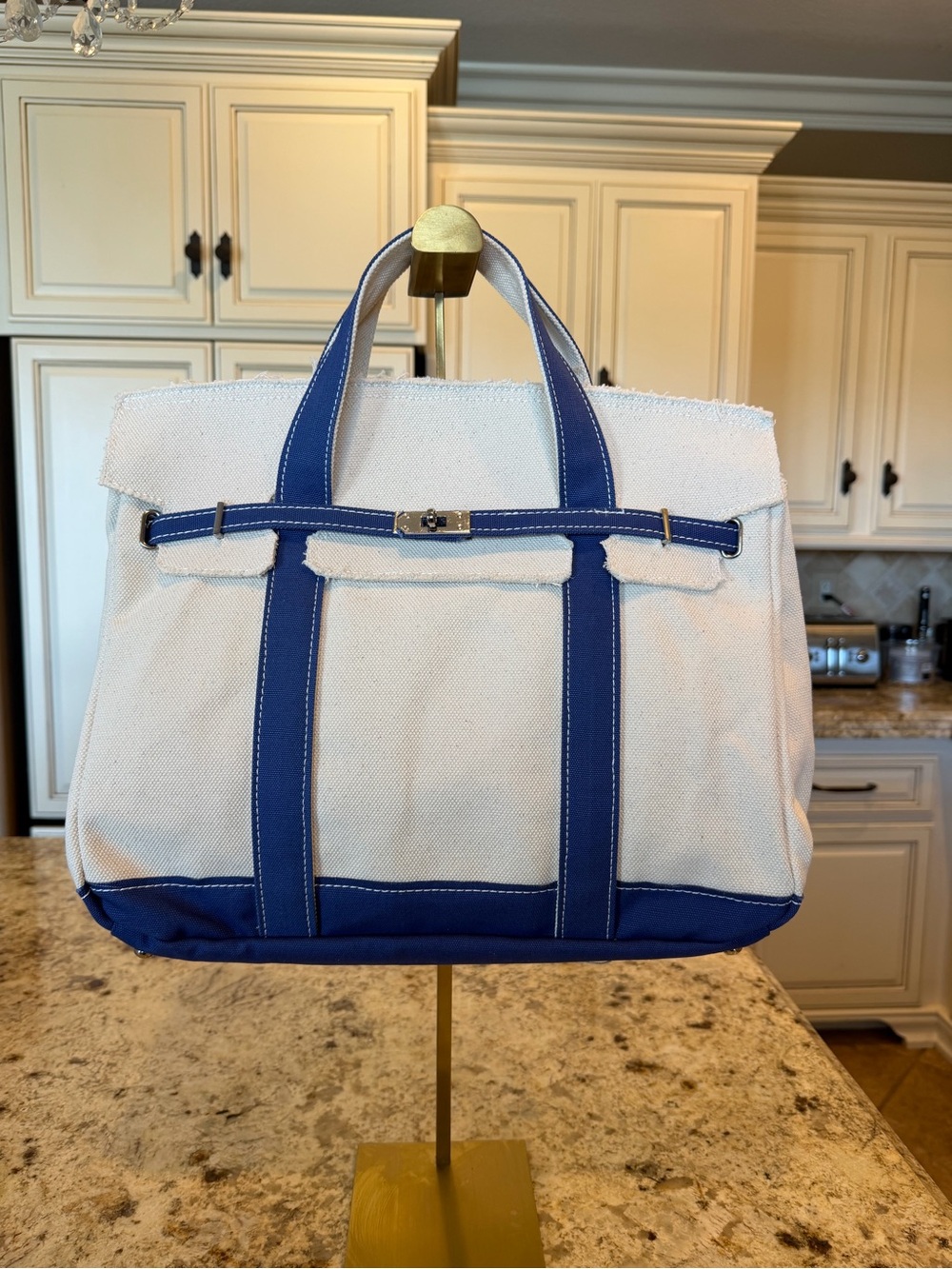 Sunwin
❌SOLD❌ on another platform 
Madaket Large Classic Tote Bag